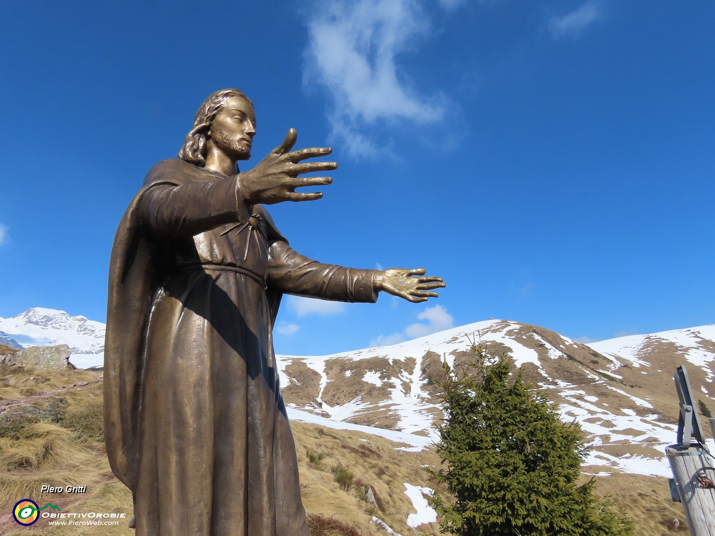 40 Cristo Redentore con braccia aperte sull'alta Valle Brembana.JPG